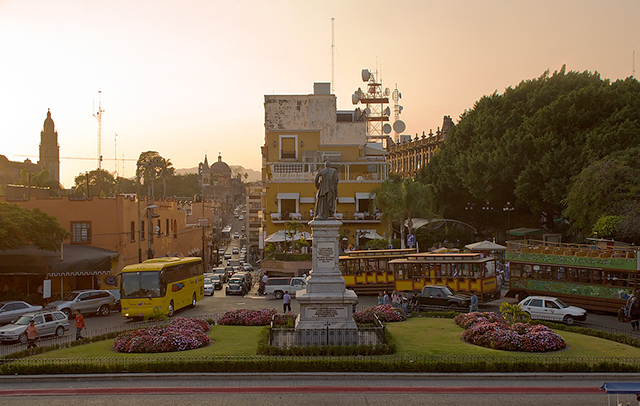 In Cuernavaca, Mexico, a "spy" network makes the decentralized bus system more efficient. As a consequence, the departure times of buses exhibit a ubiquitous pattern known as “universality.” (Photo: Marco de Leija)