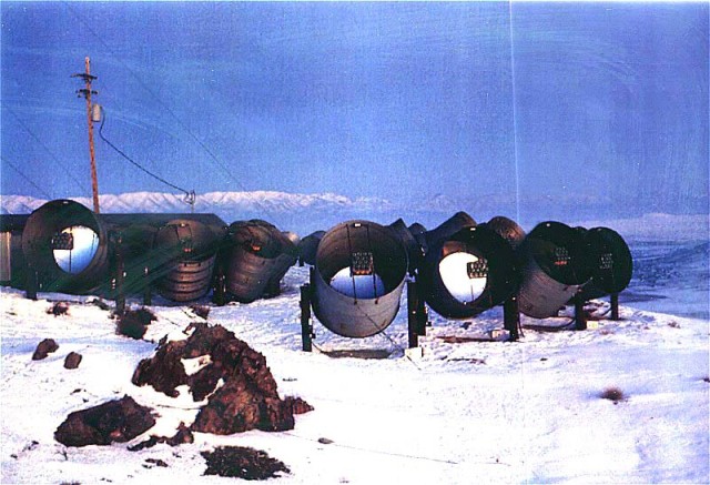 Matriz do olho da mosca operado fora de Dugway Proving Ground, uma base militar no deserto de Utah ocidental, 1981-1993;  ele foi pioneiro na "técnica de fluorescência de ar" para determinar as energias e direções de raios cósmicos ultra-energéticos baseados em luz fraca emitida pelas moléculas de ar de azoto como o chuveiro ao ar de raios cósmicos atravessa a atmosfera.  Em 1991, o olho do Fly detectado um raio cósmico que ainda detém o recorde mundial de partículas de energias elevadas.