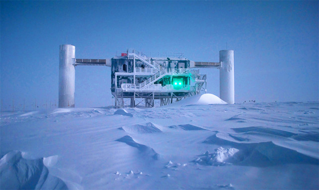 No Pólo Sul, o Observatório de Neutrinos IceCube está se aproximando do mistério dos raios cósmicos ultra-energéticos pela caça neutrinos cósmicos relacionados, que interagem com os átomos de vez em quando ao passar pelo, bloco cúbico-quilómetro infundido sensor de gelo. 