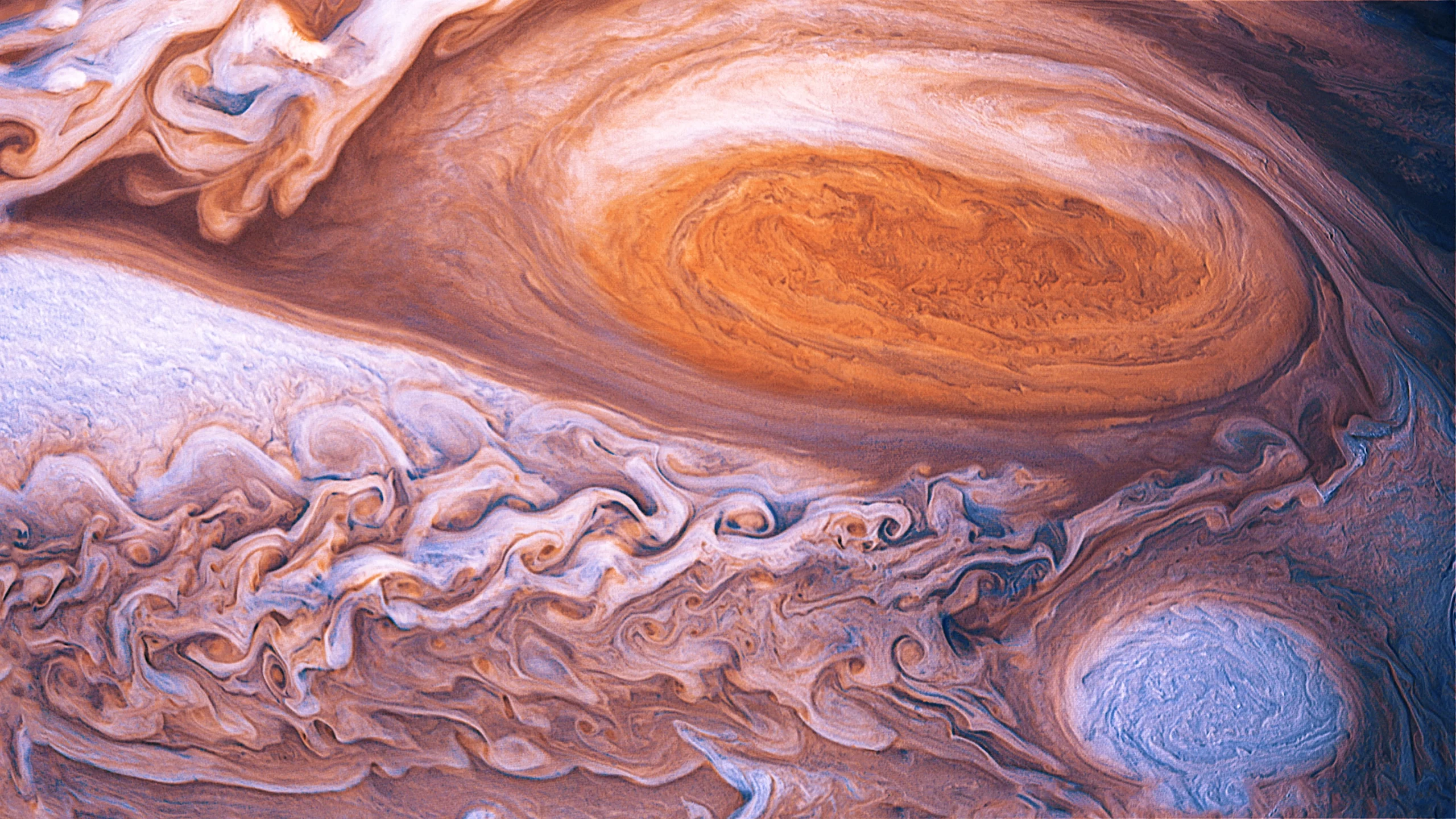 لکه سرخ بزرگ مشتری، که در این انیمیشن بر اساس تصاویر وویجر 1 و هابل دیده می‌شود، صدها سال است که می‌چرخد و نمونه‌ای از چگونگی پیدایش الگوها و سازماندهی در مقیاس بزرگ از تعاملات بی‌شمار میکروسکوپی است.