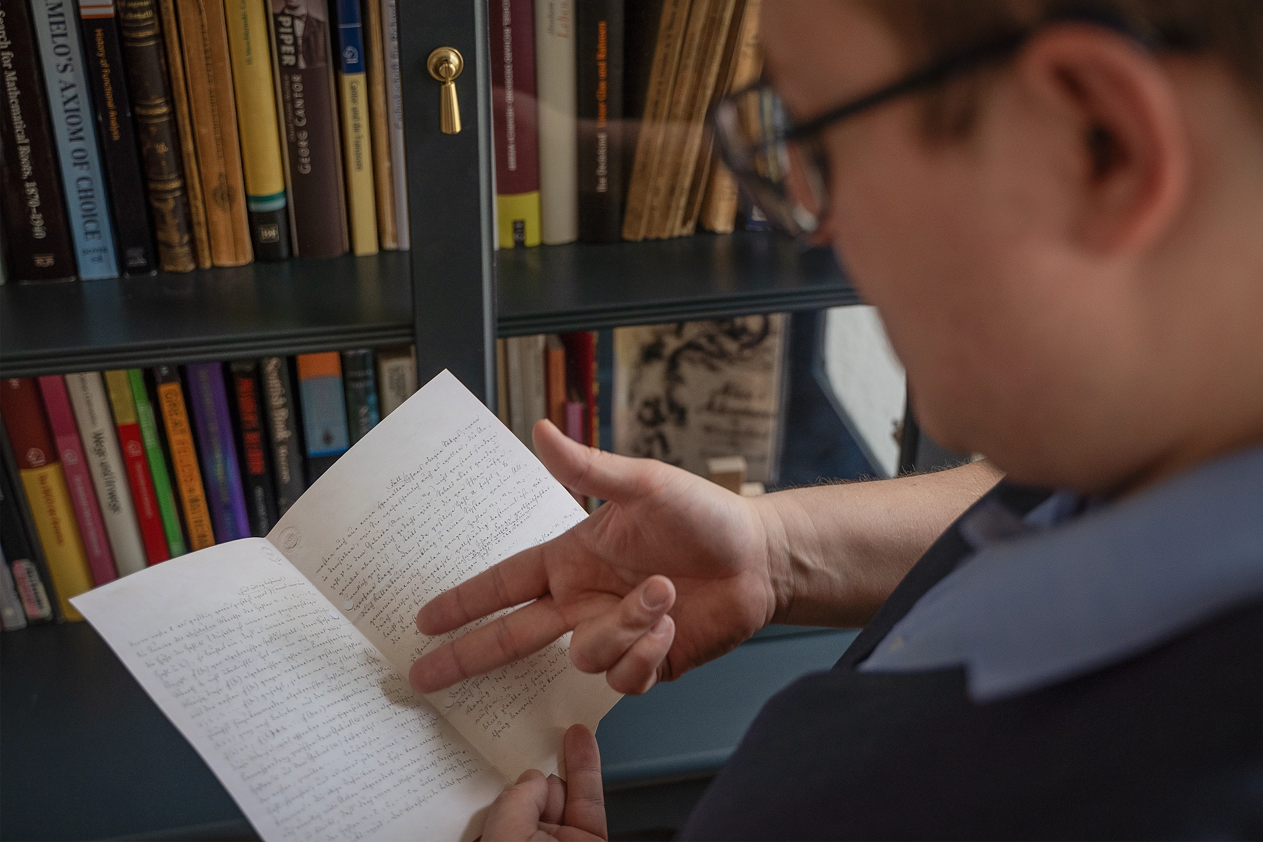 Goos reading a letter.