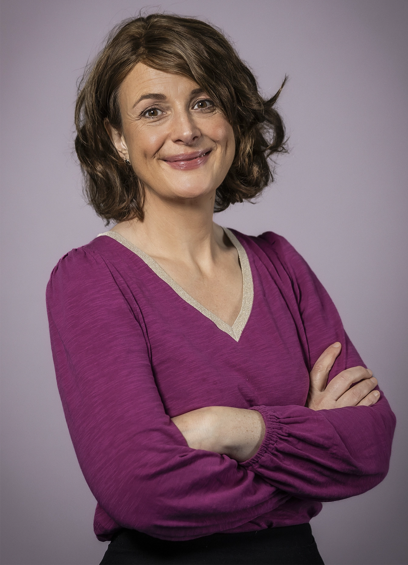 Насмејана жена скрштених руку