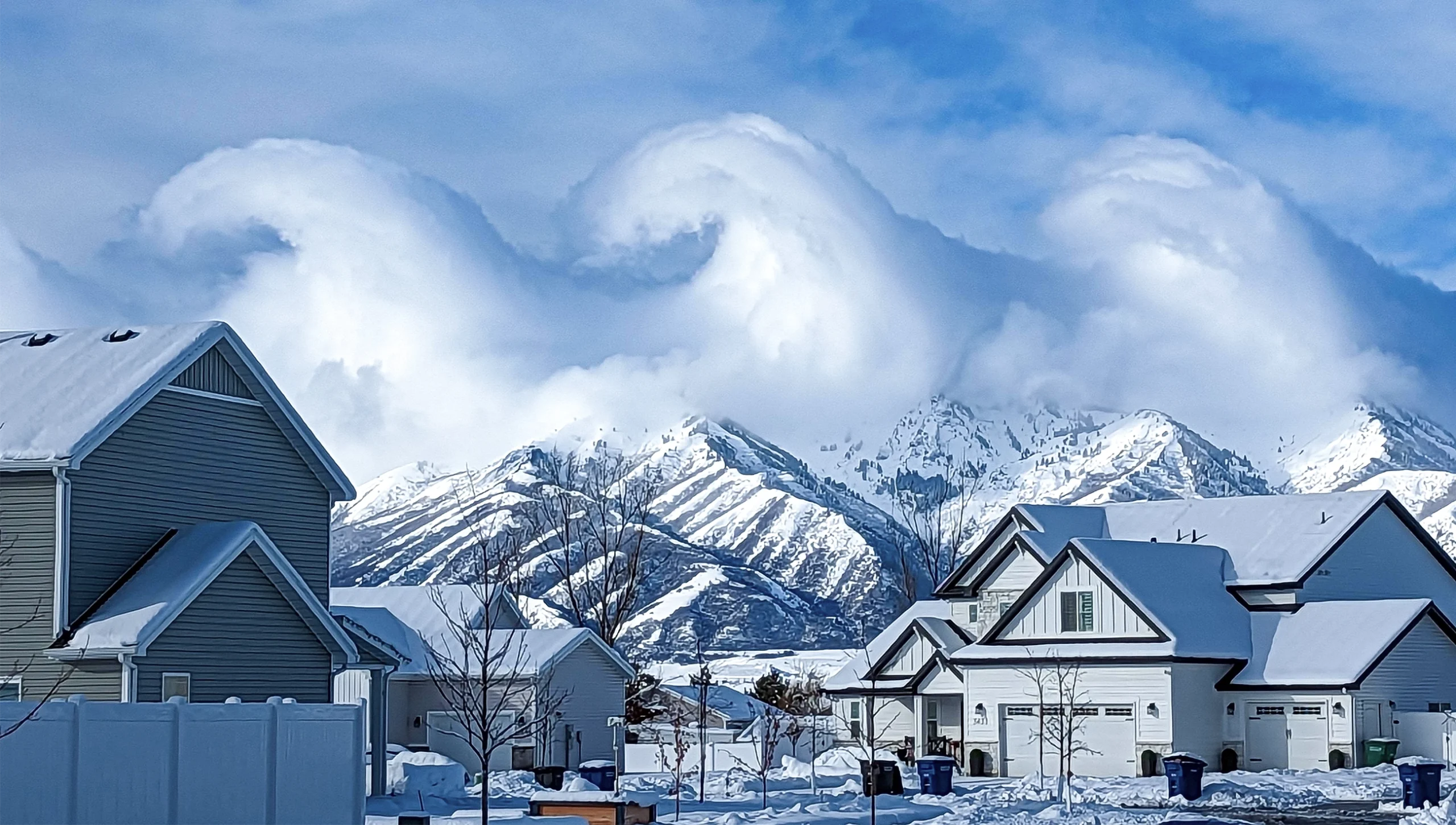 A cloud forms peaked waves.